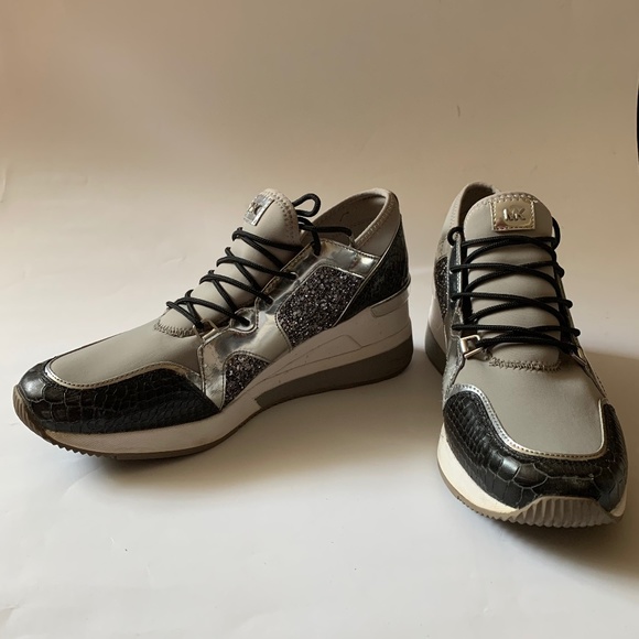 🔥Michael Kors Trainer Sneakers Size 9.5 black and sil… - Picture 3 of 7